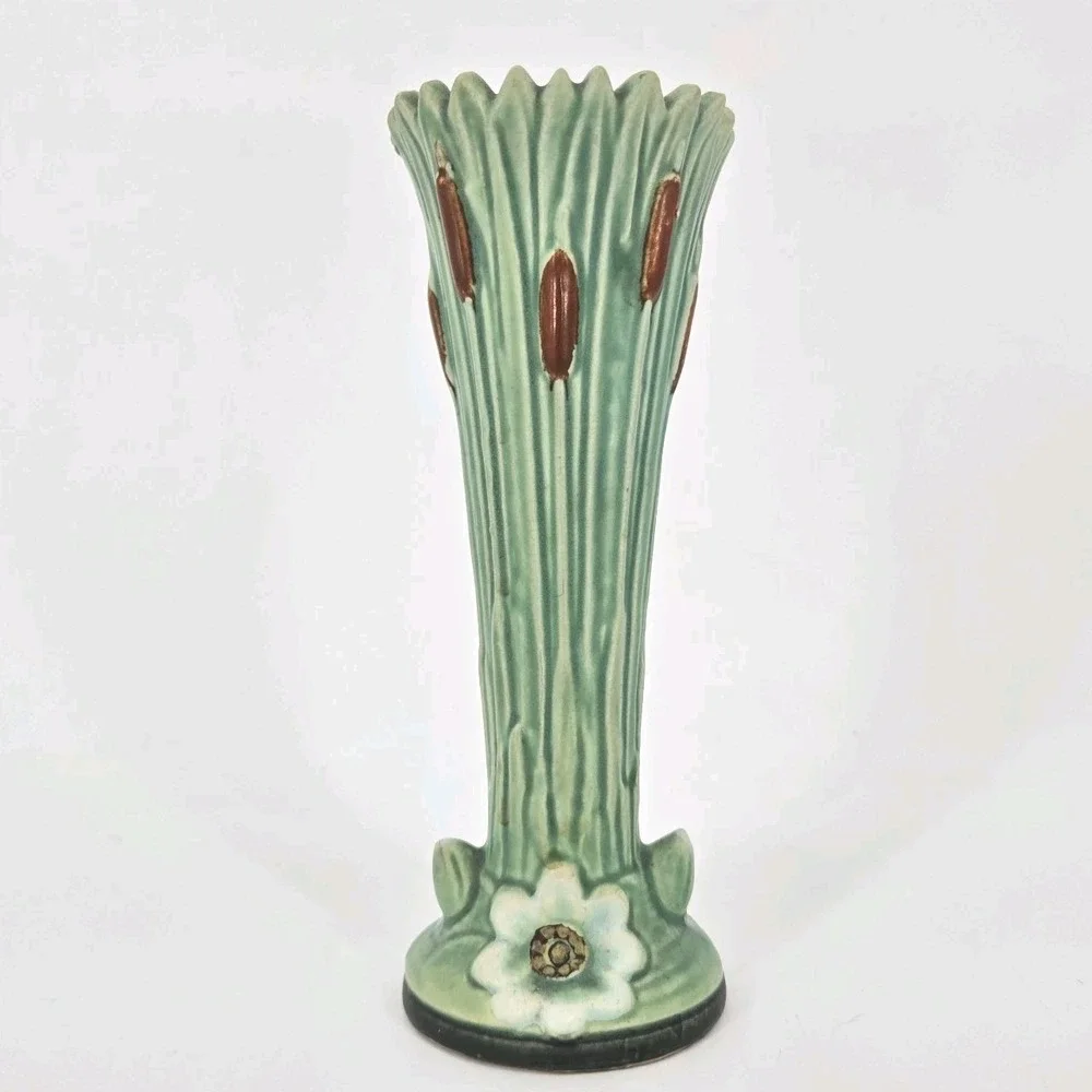 Weller Ardsley Cattail Vase 7.5